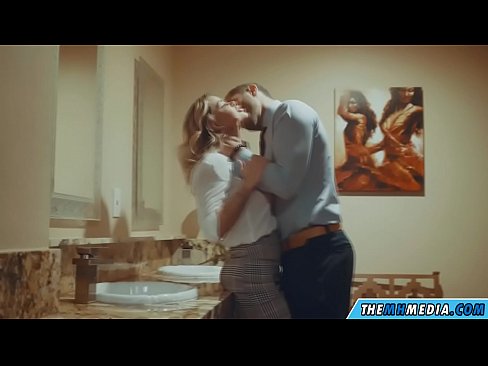 ❤️ Ke hoʻowalewale ʻia ʻoe e kahi blonde busty i kahi lumi hoʻomaha ākea Porno vk ia makou ❌❤